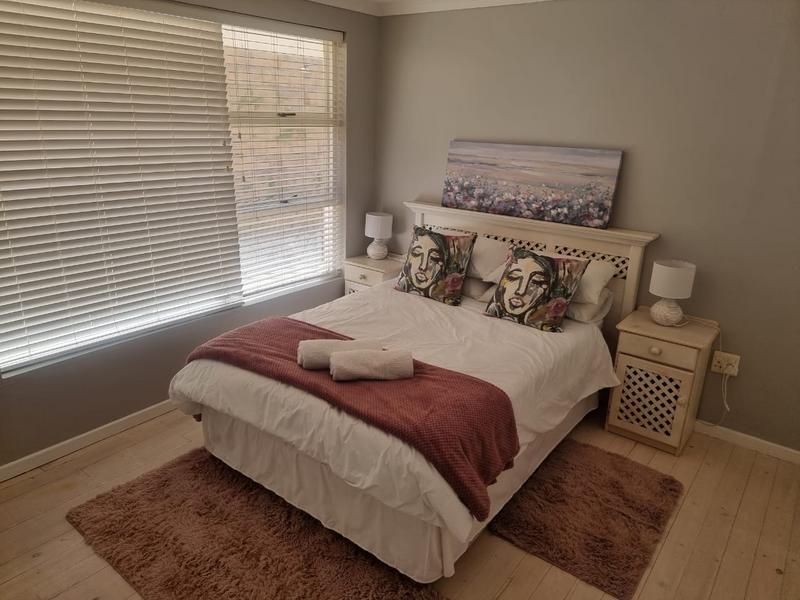 To Let 6 Bedroom Property for Rent in Outeniqua Strand Western Cape